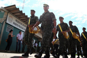 Soldados do Exército Brasileiro em posição de marcha pelas ruas da Cidade Estrutural no DF