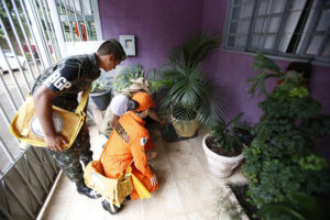 Bombeiros vistoriando residência para verificar possíveis focos da dengue