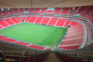 Uma foto tirada do gramado do estádio pela arquibancada. 