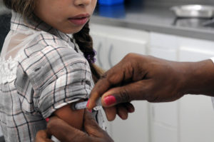 Menina recebe vacina contra HPV