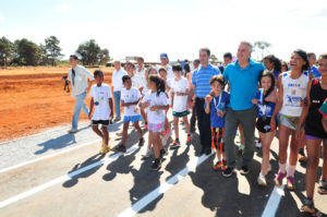 Governador Rollemberg caminha com crianças em pista de atlestismo