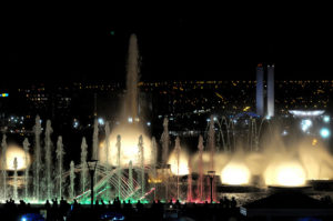 Uma foto feita durante a noite da Fonte Luminosa da Torre de TV. 