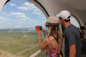 Turistas visitam a Torre de TV Digital