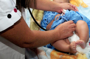 Criança é examinada por pediatra