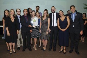 Foto de servidores recebendo premiação