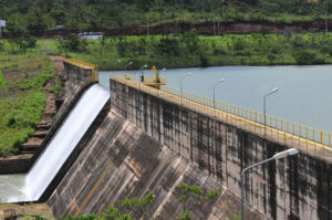Água transborda da Barragem do Descoberto 