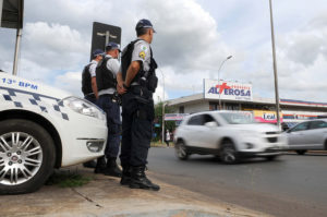 Imagem com policiais militares fazendo a ronda para garantir a segurança dos moradores