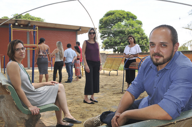Na foto, servidores da educação em um parque de crianças olhando para a câmera.
