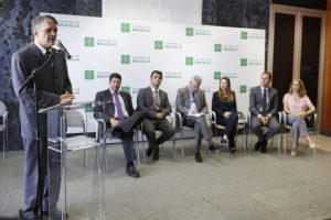 Fotografia mostra o Controlador Geral Henrique Ziller durante assinatura de decreto