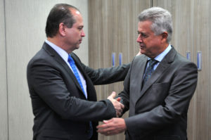 ministro da Saúde, Ricardo Barros, o governador Rodrigo Rollemberg apertam as mãos