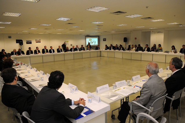 Foto dos integrantes do Conselho de Desenvolvimento Econômico e Social do Distrito Federal reunidos