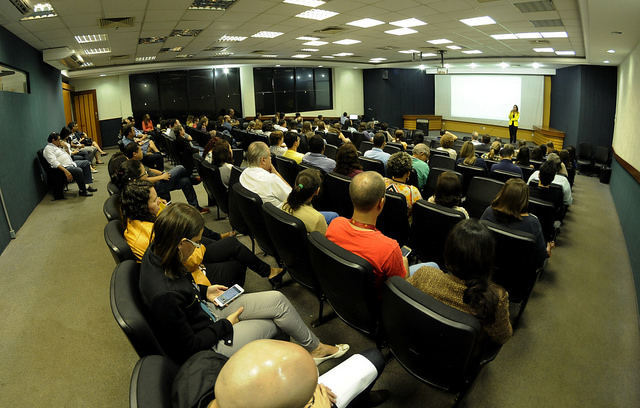 servidores da secretaria da saúde assistem palestra em um auditório