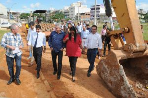 Equipe do governo confere obras no local, entre tratores e maquinários