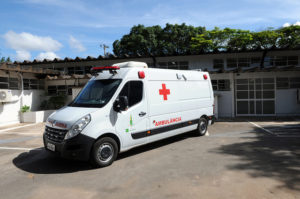 Na imagem aparece uma ambulância estacionada 