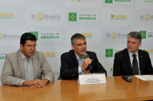 Na imagem o consultor jurídico do DF, René Rocha Filho, chefe da Casa Civil, Sérgio Sampaio, e controlador-geral, Henrique Ziller em entrevista coletiva no Palácio do Buriti.