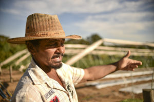 imagem de um homem do campo falando