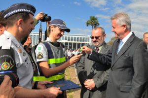 Governador entregando a chave de uma das viaturas para uma policial militar