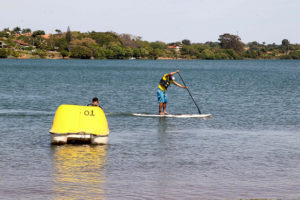 Na imagem, uma pessoa pratica stand up paddle no Lago Paranoá