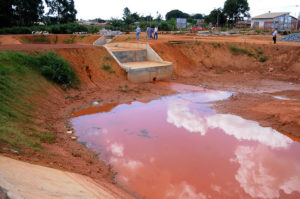 Na imagem uma represa de retenção de águas pluviais do sistema de drenagem do sol nascente