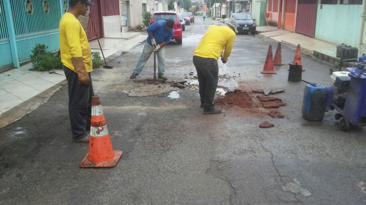 na foto, homens trabalhando para fechar um buraco em Itapoã