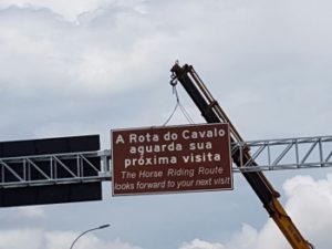 Foto da placa de sinalização instalada no local. 