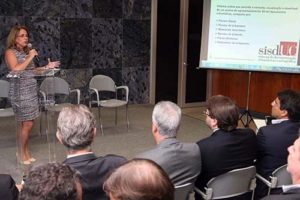 Mulher apresenta ferramenta Sisduc em power point
