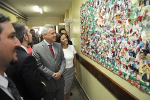 O governador de Brasília, Rodrigo Rollemberg, e a esposa do governador, Márcia Rollemberg, durante visita ao Hospital de Apoio