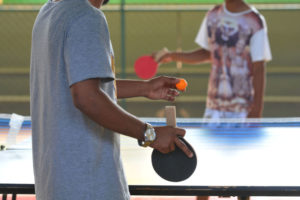 Jovens jogando ping-pong