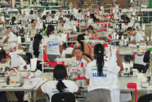 mulheres trabalham no curso de confecção da Fábrica Social