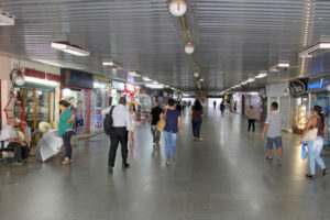 Pessoas caminham pela estação de metrô Galeria dos Estados