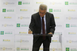 Foto do governador Rodrigo Rollemberg assinando Decreto de estimulo a setor de Beleza no DF