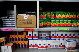 Foto de uma pilha de medicamentos nas unidades de saúde do DF