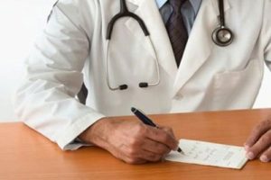 Médico de jaleco branco e estetoscópio pendurado no pescoço prescreve receita 