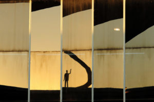 O Memorial JK fotografado dos vitrais do Memorial dos Povos Indígenas