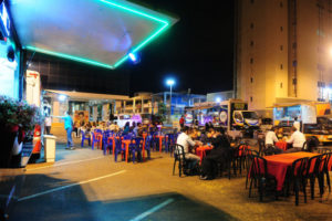 pessoas sentadas em food trucks