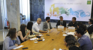 Pessoas reunidas em uma grande mesa dentro de sala no Palácio do Buriti