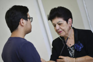 Voluntária Manijeh Soltain atende paciente