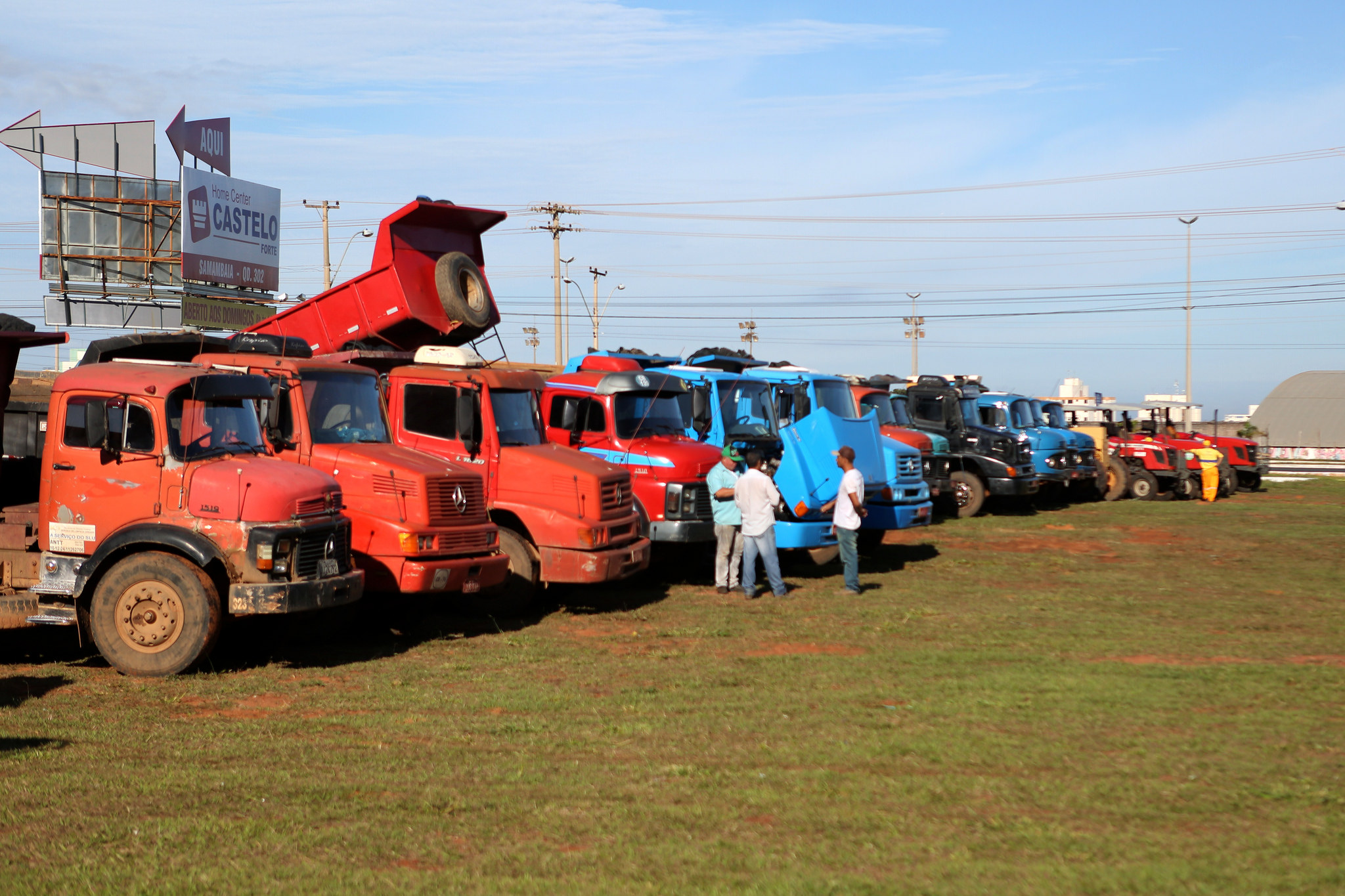 na foto, vários caminhões preparados para recolher entulhos e podas de árvore