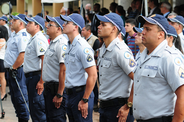 Na foto, policiais militares em fila.