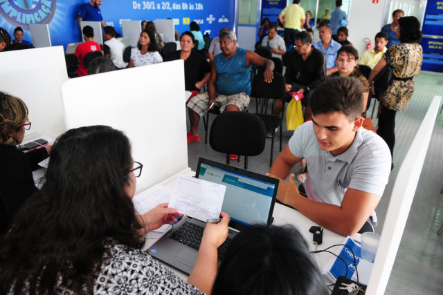 na foto, um jovem recebe consultoria sobre negócios